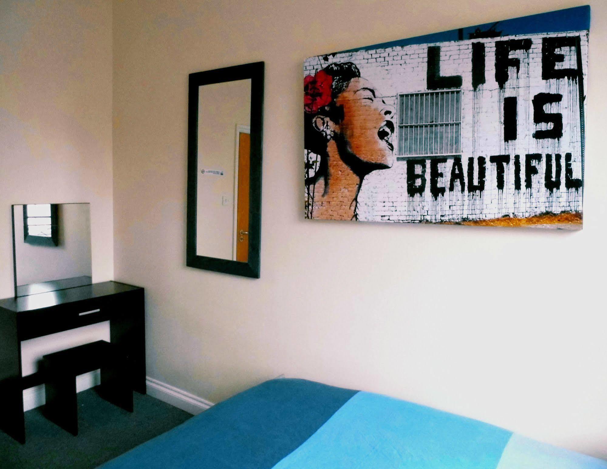 The Queens Hostel 布里斯托 外观 照片