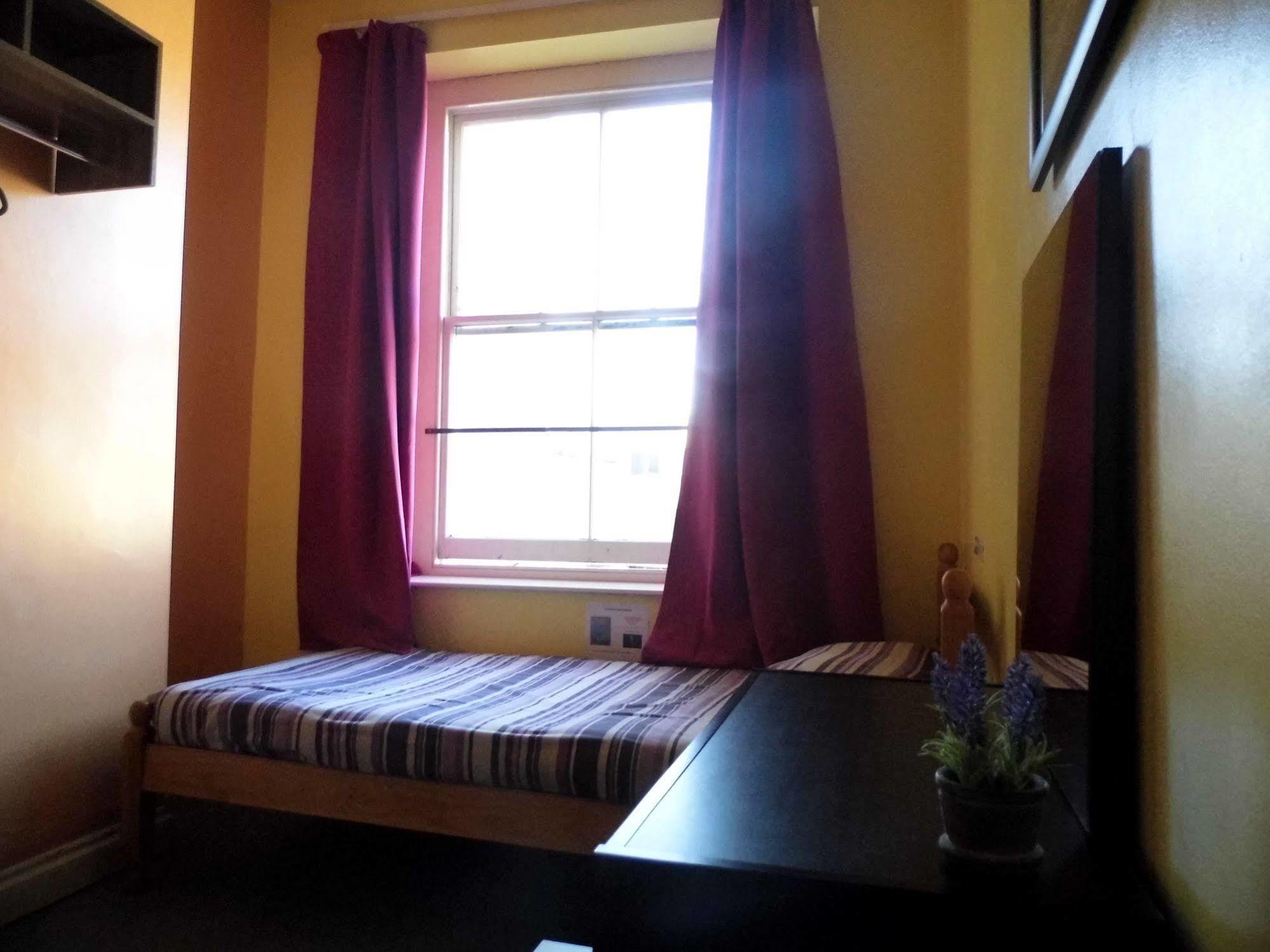 The Queens Hostel 布里斯托 外观 照片